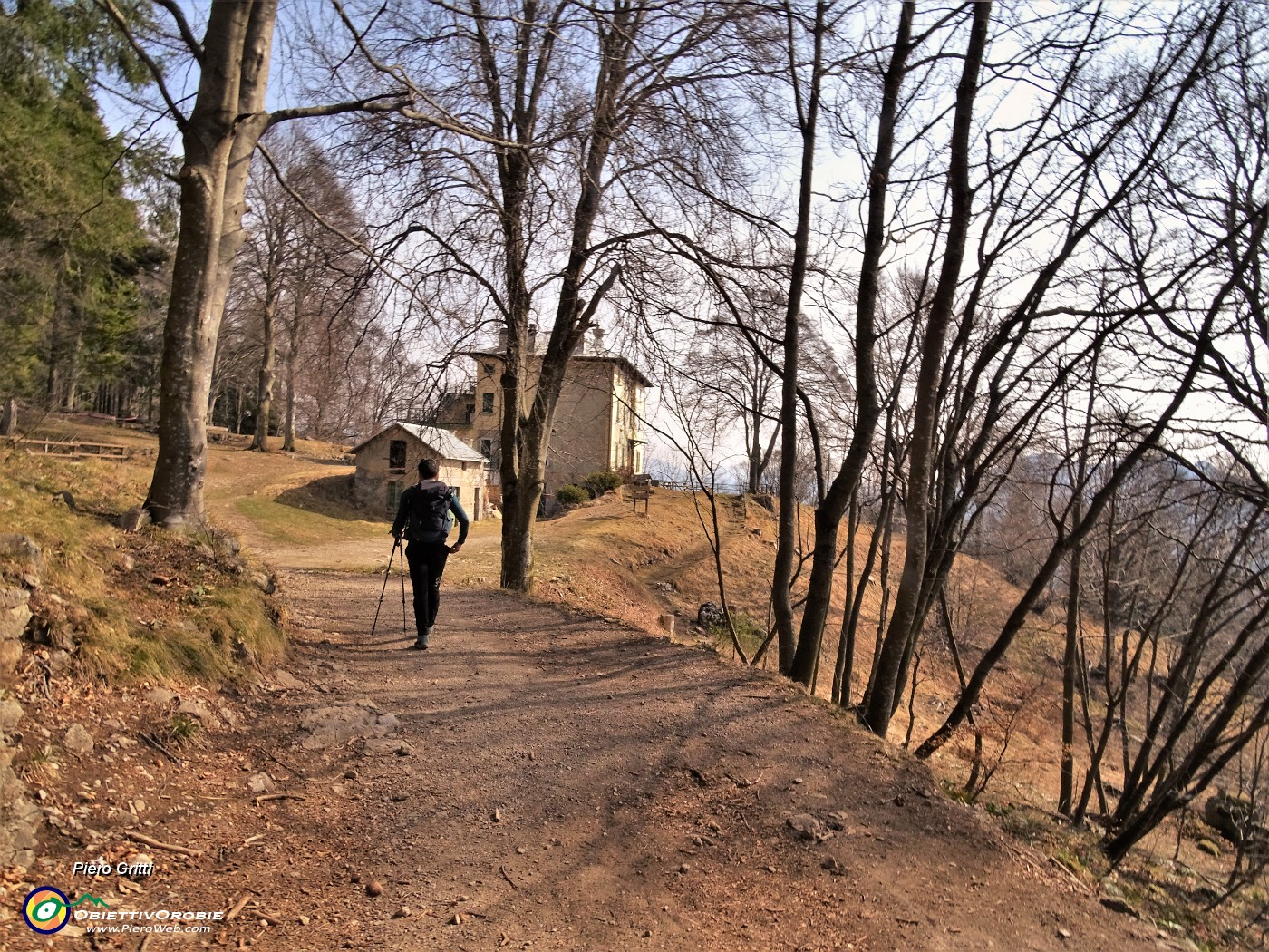 09 Dal Pian dei Resinelli (1278 m) siamo al Rif. Porta (1426 m).JPG